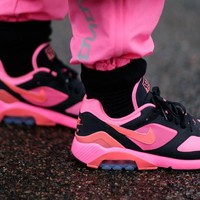 Sneakers populer lainnya di 2018 termasuk Commes des Garcons x Nike Air Max 180. Sneakers ini tampil perdana di catwalk Paris Fashion Week Spring-Summer 2018. (Foto: Dok. Highsnobiety)