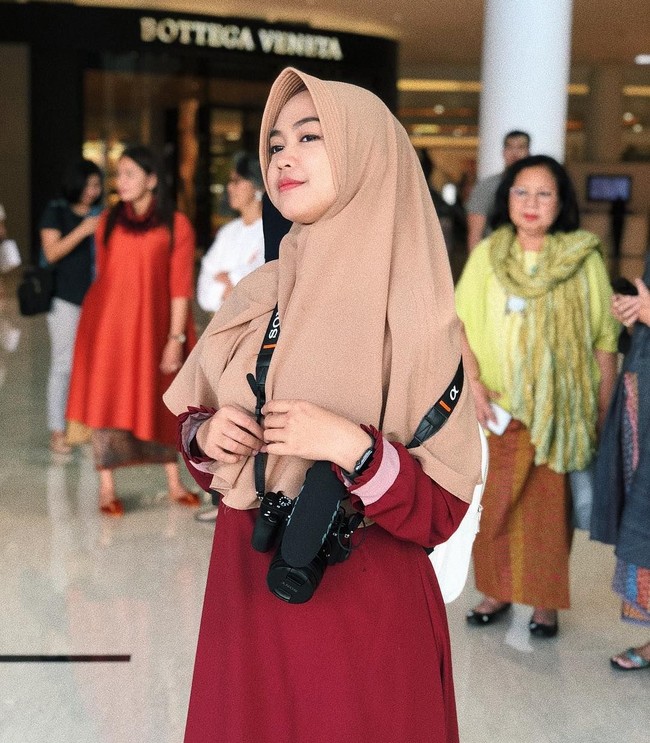 Meski konten Youtube Ria Ricis sering jadi kontroversi, ia tetap memiliki penggemar yang loyal. Memiliki keluarga religius juga membuat Ria Ricis tetap berpakaian santun. Kini, ia memiliki lebih dari 10 juta followers di Instagram. Foto: Instagaram/riaricis1795