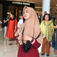 Meski konten Youtube Ria Ricis sering jadi kontroversi, ia tetap memiliki penggemar yang loyal. Memiliki keluarga religius juga membuat Ria Ricis tetap berpakaian santun. Kini, ia memiliki lebih dari 10 juta followers di Instagram. Foto: Instagaram/riaricis1795