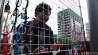 Berbagai macam aksesoris dijual para pedagang.