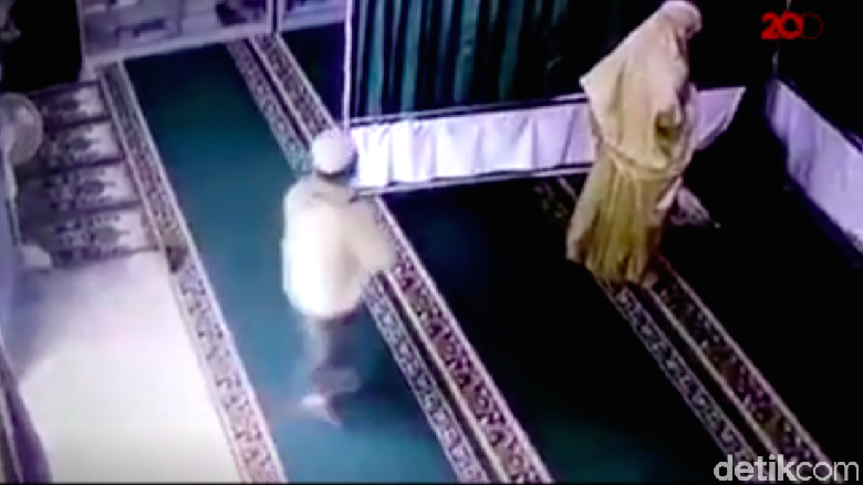 Polri Buat Tim Gabungan Buru Pemukul Perempuan sedang Salat di Masjid Polri Buat Tim Gabungan Buru Pemukul Perempuan sedang Salat di Masjid