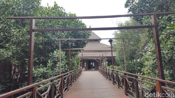 Awal memasuki kawasan Taman Mangrove, traveler akan melihat masjid yang dibangun dari kayu. Masjid juga dilengkapi dengan tempat wudhu dan toilet jadi traveler tidak perlu susah payah mencari tempat shalat keluar taman. (Syanti/detikTravel) Awal memasuki kawasan Taman Mangrove, traveler akan melihat masjid yang dibangun dari kayu. Masjid juga dilengkapi dengan tempat wudhu dan toilet jadi traveler tidak perlu susah payah mencari tempat shalat keluar taman. (Syanti/detikTravel)