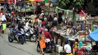Warga Ibukota mulai berburu ikan dan kerang di Pasar Kramat Jati, Jakarta, Senin (31/12/2018).