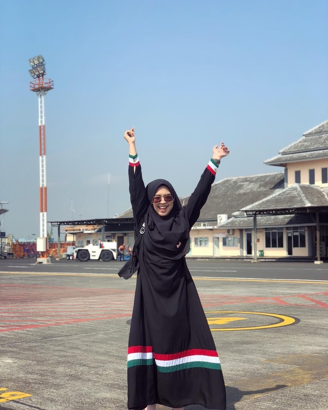 Nama Ria Ricis semakin populer di kalangan millenials. Youtuber berhijab yang terkenal dengan konten humor ini banyak digemari karena karakternya yang lucu. Kini, ia memiliki lebih dari 7 juta subscribers di akun Youtube Ricis Officials. Foto: Instagaram/riaricis1795