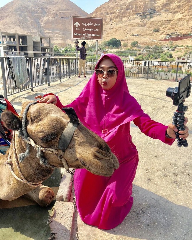 Sesuai dengan usianya, Ria Ricis tetap tampil kasual meskipun berhijab syari. Biasanya ia memilih warna-warna yang pop seperti mustard hingga biru. Foto: Instagaram/riaricis1795