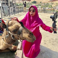 Sesuai dengan usianya, Ria Ricis tetap tampil kasual meskipun berhijab syari. Biasanya ia memilih warna-warna yang pop seperti mustard hingga biru. Foto: Instagaram/riaricis1795