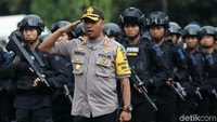 Para peserta memberikan penghormatan saat mengikuti apel yang dipimpin oleh Kapolda Metro Jaya Irjen Idham Azis.