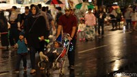 Warga juga mengajak sanak keluarga untuk melakukan perayaan pergantian tahun.