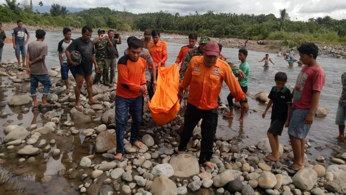 Kena Air Bah, Pencari Ikan di Sumbar Ditemukan Tewas