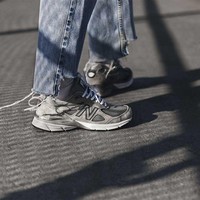 Melihat masukan para pecintanya, New Balance menghidupkan lagi seri MADE 990v4 yang pertama kali dirilis pada 1982. Saat peluncurannya April lalu, sneakers ini dijual seharga US$ 100. Namun, belakangan diketahui harganya sudah naik 100 persen saking banyaknya permintaan. (Foto: Dok. Highsnobiety)