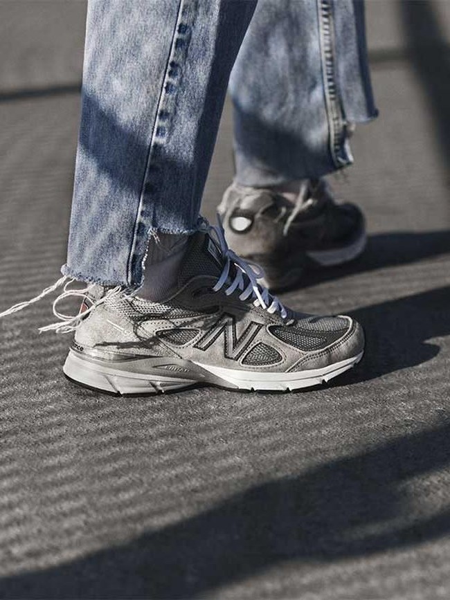 Melihat masukan para pecintanya, New Balance menghidupkan lagi seri MADE 990v4 yang pertama kali dirilis pada 1982. Saat peluncurannya April lalu, sneakers ini dijual seharga US$ 100. Namun, belakangan diketahui harganya sudah naik 100 persen saking banyaknya permintaan. (Foto: Dok. Highsnobiety)