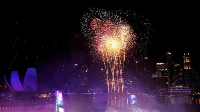 Perayaan pergantian tahun di Singapura terpusat di kawasan Marina Bay. Pesta Kembang Api yang disuguhkan sanggup membuat Anda terdecak kagum.