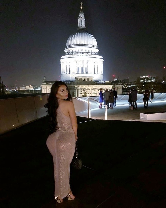 Wanita yang ingin dijuluki sebagai selebriti Irlandia tersebut mengatakan ingin penampilannya selalu muda dan tidak terlihat seperti ibu-ibu. Aku tidak ingin terlihat seperti ibu-ibu. Aku tidak ingin seperti aku sudah punya anak, kata ibu tiga anak itu. Foto: dok. Instagram (@avavanroseofficial_)