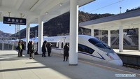 Kereta yang berwarna putih ini tampak elegan dan berpadu-padan dengan indah di stasiun Chengdenan. Foto: Dok. Xinhuanet