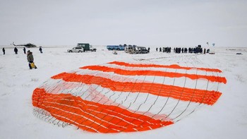 Kapsul Soyuz yang melepaskan diri dari ISS awalnya terdiri dari 3 bagian, namun kemudian terpisah daam proses pendaratan. Foto: Reuters