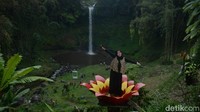 Menyusuri jalan paving sejauh 200 meter, traveler bisa mencapai air terjun yang masih perawan bernama Coban Waru. Di lokasi ini juga ada spot foto yang Instagramable lho (Muhajir Arifin/detikTravel)