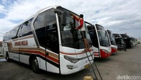 Petugas bus AKAP ini terlihat sedang membersihkan kendaraanya sebelum berangkat mengantarkan para penumpang dari terminal Pondok Cabe.