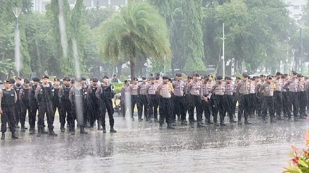 Apel persiapan pengamanan tahun baru 2019 tetap digelar meski hujan mengguyur.