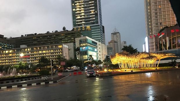 Lalu lintas di Bundaran HI sudah ditutup untuk perayaan tahun baru.
