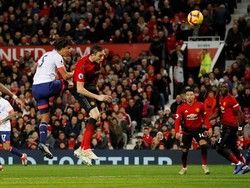 Nathan Ake memperkecil kedudukan di menit ke-45. Reuters/Phil Noble.