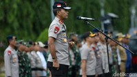 Kapolda Metro Jaya Idham Azis memimpin langsung apel pengamanan perayaan pergantian tahun saat hujan mengguyur Ibu Kota. Ia pun terlihat kuyup.