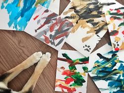 Gemas! Anjing Ini Ternyata Jago Melukis