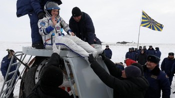  Serena Aunon-Chancellor tampak keluar dibantu tim penyelamat. Foto: Reuters