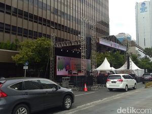 Panggung Car Free Night Mulai Didirikan, Makan 2 Lajur Jalan MH Thamrin