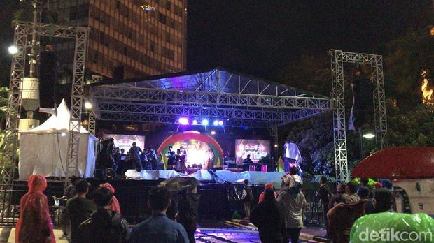 Rayakan Tahun Baru, Warga Mulai Berdatangan ke Bundaran HI