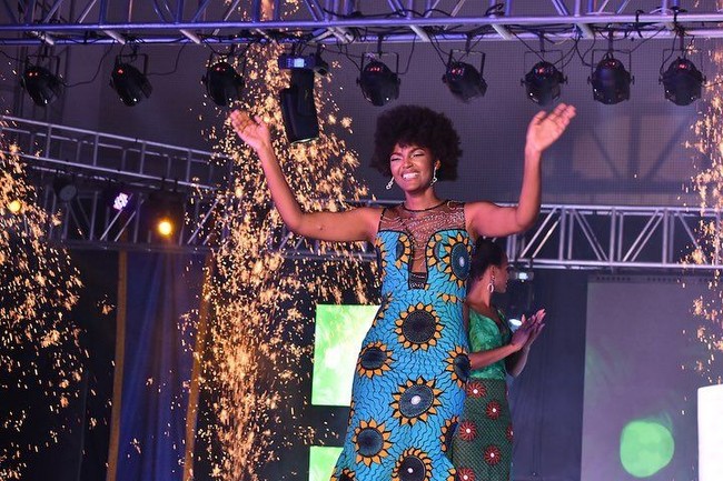 Seorang ratu kecantikan Afrika jadi viral setelah ia menyandang gelar Miss Africa 2018. Wanita bernama Dorcas Kasinde tersebut bikin kaget penonton dan netizen karena rambutnya yang terbakar saat siaran langsung kontes kecantikan yang diadakan Kamis, (27/12/2018) malam di Cross River State, Nigeria. Foto: Instagram @dorcas_dienda