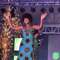 Seorang ratu kecantikan Afrika jadi viral setelah ia menyandang gelar Miss Africa 2018. Wanita bernama Dorcas Kasinde tersebut bikin kaget penonton dan netizen karena rambutnya yang terbakar saat siaran langsung kontes kecantikan yang diadakan Kamis, (27/12/2018) malam di Cross River State, Nigeria. Foto: Instagram @dorcas_dienda