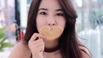 Momen Manis Sananthachat, Artis Cantik Thailand Kalau Lagi Ngopi