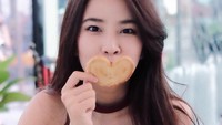 Berfoto dengan cookies manis di hari ulang tahunnya. Lucu ya! Foto: Instagram@sananthachat