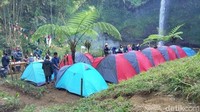 Hamparan kebun apel yang sudah ada sejak masa kolonial ini juga menyediakan bumi perkemahan. Cocok buat kamu yang mau kemping dengan teman-teman atau bahkan untuk acara komunitas (Muhajir Arifin/detikTravel)