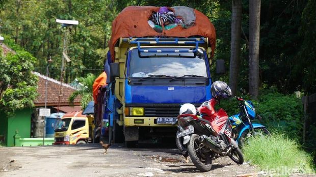Tak Kunjung Diperbaiki, Warga Blokir Jalan ke TPST Piyungan