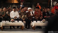 Anies sempat berbincang sejenak dengan Aa Gym. Setelah itu, keduanya duduk berdampingan di bawah tenda VIP.