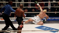 Atas pertarungan berdurasi sekitar 140 detik ini Mayweather dapat bayaran USD 9 juta atau setara dengan Rp130 miliar. (REUTERS/Issei Kato)