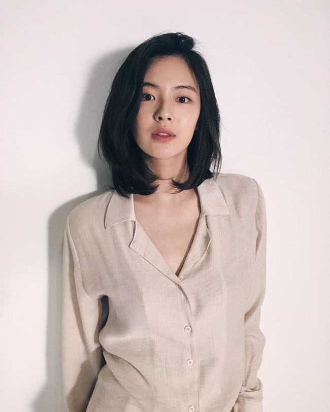 Setelah bertemu di lokasi syuting, keduanya pun dikabarkan mulai berteman baik. Dan lima bulan lalu pasangan artis Korea ini memutuskan untuk meresmikan hubungan romantis tersebut. Dilansir Soompi, sebelum mengonfirmasi hubungan mereka, Lee Sun Bin sudah sering terlihat menemani Lee Kwang Soo ke berbagai acara dan diperkenalkan sebagai pacar. Foto: Instagram @sunbin_eyesmag