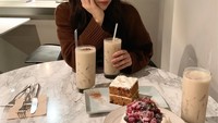 Tapi kali ini, ia justru terlihat jutek namun tetap menawan. Nah, walau berbadan ramping, Sun Bin ternyata doyan makanan manis. Lihat aja cake cokelat, es krim bertopping buah, dan segelas milk tea yang ada di mejanya. Foto: Instagram sunbin_eyesmag