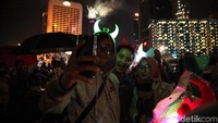 Jelang pergantian tahun 2018, warga Jakarta tampak memenuhi kawasan Bundaran HI.