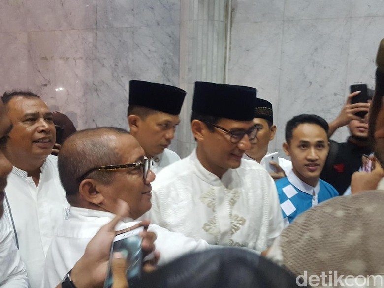 Malam Tahun Baru, Sandi Doa Bersama Warga di Masjid At-Taqwa Jaksel Malam Tahun Baru, Sandi Doa Bersama Warga di Masjid At-Taqwa Jaksel