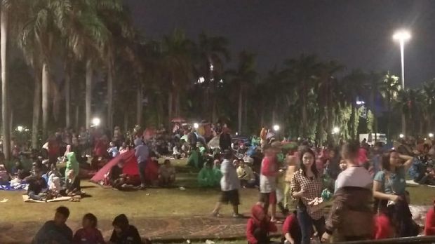 Warga gelar tikar di Monas untuk merayakan pergantian tahun.