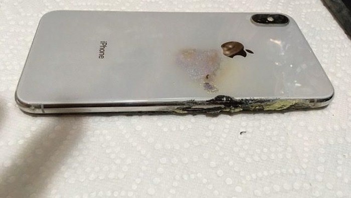 iPhone XS Max meledak saat ditaruh di saku celana. Foto: Josh Hillard iPhone XS Max meledak saat ditaruh di saku celana. Foto: Josh Hillard