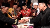 Momen Anies Baswedan dan Aa Gym saat jadi saksi nikah massal yang digelar Pemrpov DKI Jakarta, Senin (31/12/2018).