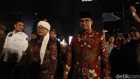 Mantan Mendikbud itu mengenakan kemeja batik lengan panjang dan peci. Saat Anies tiba di lokasi, KH Abdullah Gymnastiar (Aa Gym) terlihat menyambutnya.