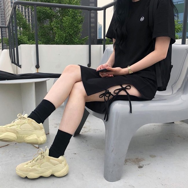 Sementara itu, sneakers buah kolaborasi brand dengan selebriti ternama rupanya masih menjadi primadona. Salah satunya Adidas Yeezy 500 oleh Kanye West. (Foto: Instagram/@331.xx)