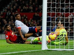 Sebelum pertandingan babak pertama berakhir, MU memperbesar skor jadi 3-0 lewat gol yang dibuat Marcus Rashford. Reuters/Jason Cairnduff.