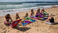 Kalau sudah ahli di kolam renang maka langkah berikutnya adalah mencoba jadi manusia duyung di laut. Foto: Jack Taylor/Getty Images