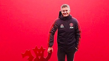 Solskjaer pun banyak dipuja di dunia maya. Tampak di sini ia seolah menggandeng Setan Merah. Foto: Twitter