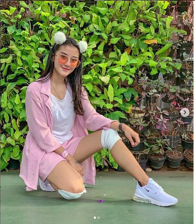 Terakhir ada Ghea Youbi. Pedangdut yang satu ini juga memiliki belahan dagu alami. Penampilannya pun selalu sukses membuat terpana. Bagaimana menurutmu penampilannya? Foto: Instagram Ghea Youbi